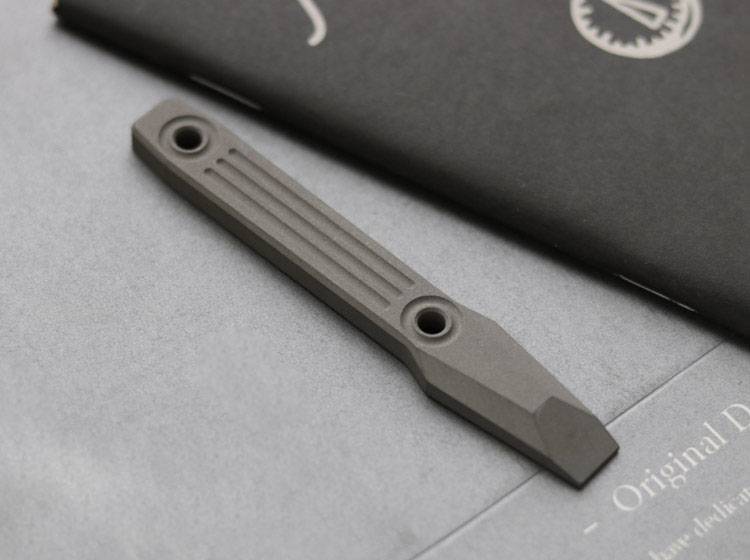 قطعة واحدة من قضبان التثبيت ال - مراجعة Edc Carry Piece وسعره