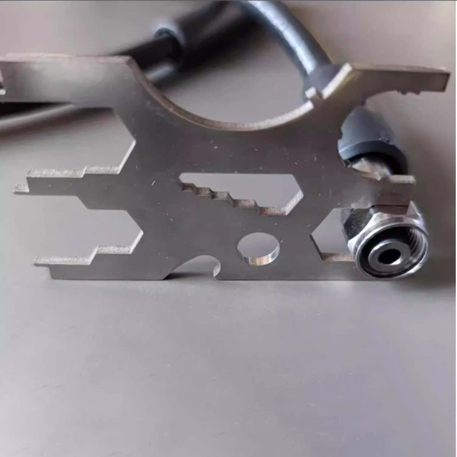 مجموعة مفكات من الفولاذ المقاو - مراجعة Multitool Credit Card وسعره